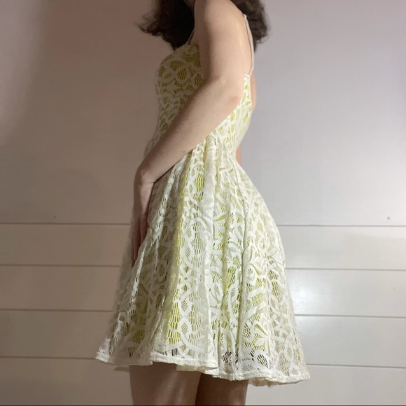 Green and lace party dress - Picture 3 of 12